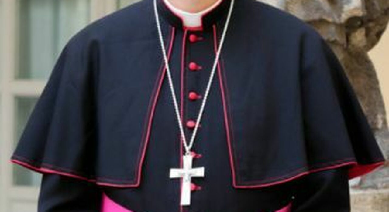 La Procura, a mezzo di ufficiale di p.g., chiede la consegna di documenti ad un Arcivescovo.- Ricevuta la missiva, il Monsignore, dava incarico di reperire e predisporre i documenti richiesti al Vicario generale dell'Arcidiocesi, che a sua volta si rivolgeva con lettera d'incarico scritta ad un avvocato e verbalmente ad altro patrocinatore, difensore dell'imputato (Vicario generale dicocesano) , per ricevere ausilio nella ricerca, mettendo così i legali a conoscenza dell'iniziativa dell'Ufficio requirente.
