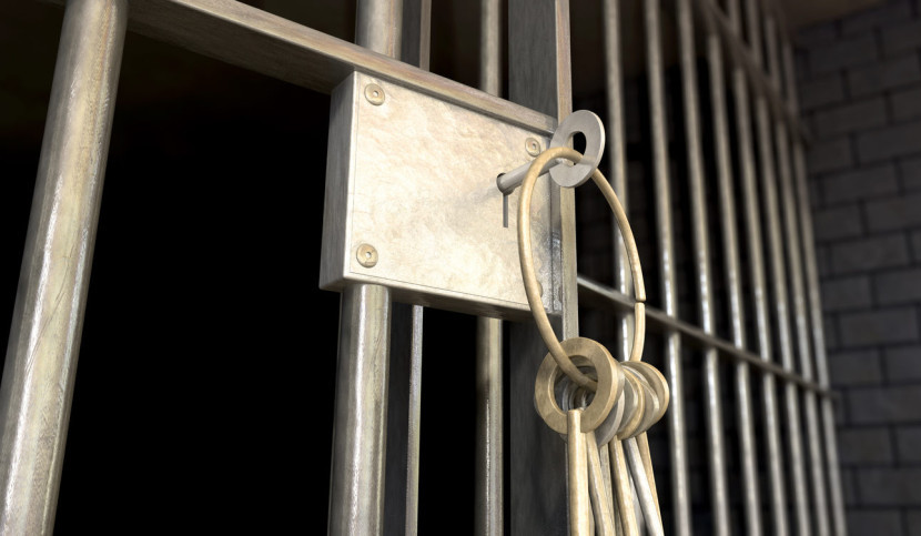Carcere di Trapani. Medico carcerario condannato (in primo grado) per omicidio colposo per avere errato ed omesso la diagnosi nei confronti di un detenuto (morto per infarto), unitamente ad altro medico ritenuto responsabile di falso ideologico per false attestazioni riportate sul diario clinico del carcere.- In appello viene dichiarata la prescrizione (dei reati) e ridotto il risarcimento del danno alle parti civili. Queste ultime  e gli imputati ricorrono in Cassazione.