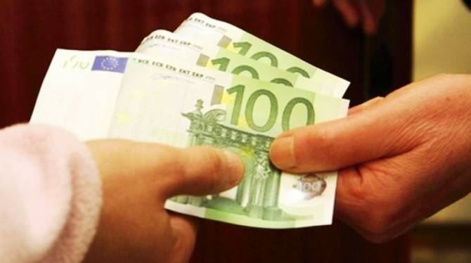 Richiedere una somma di denaro non corrispondente al credito vantato integra il reato di estorsione.