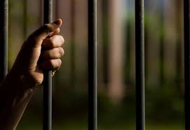 Trapani. Attesta un grado di parentela inesistente con un detenuto nella Casa Circondariale di Trapani al fine di essere ammesso a colloquio con lo stesso.-