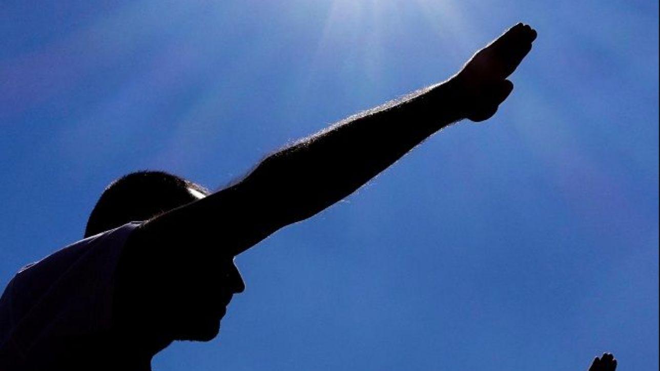 Attivisti dell'Ass. d'Arma Unione Nazionale Combattenti della Repubblica Sociale e dall'Associazione Nazionale Arditi d'Italia, organizzazinoe una manifestazione con comportamenti usuali del disciolto partito fascista, nell'ambito di una pubblica manifestazione commemorativa dei caduti della "rivoluzione fascista", coincidente con l'anniversario della fondazione dei "fasci di combattimento".