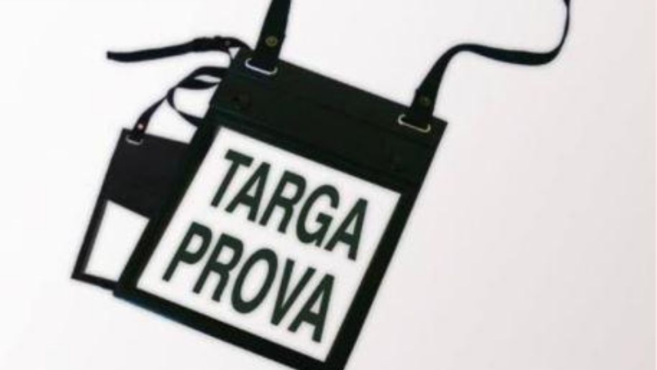 L'auto che circola senza autorizzazione utilizzando la targa di prova è priv...