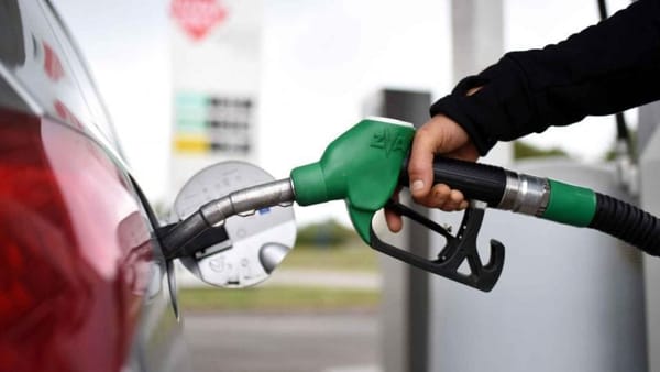 Palermo. Rifornimento di carburante presso un distributore ab...
