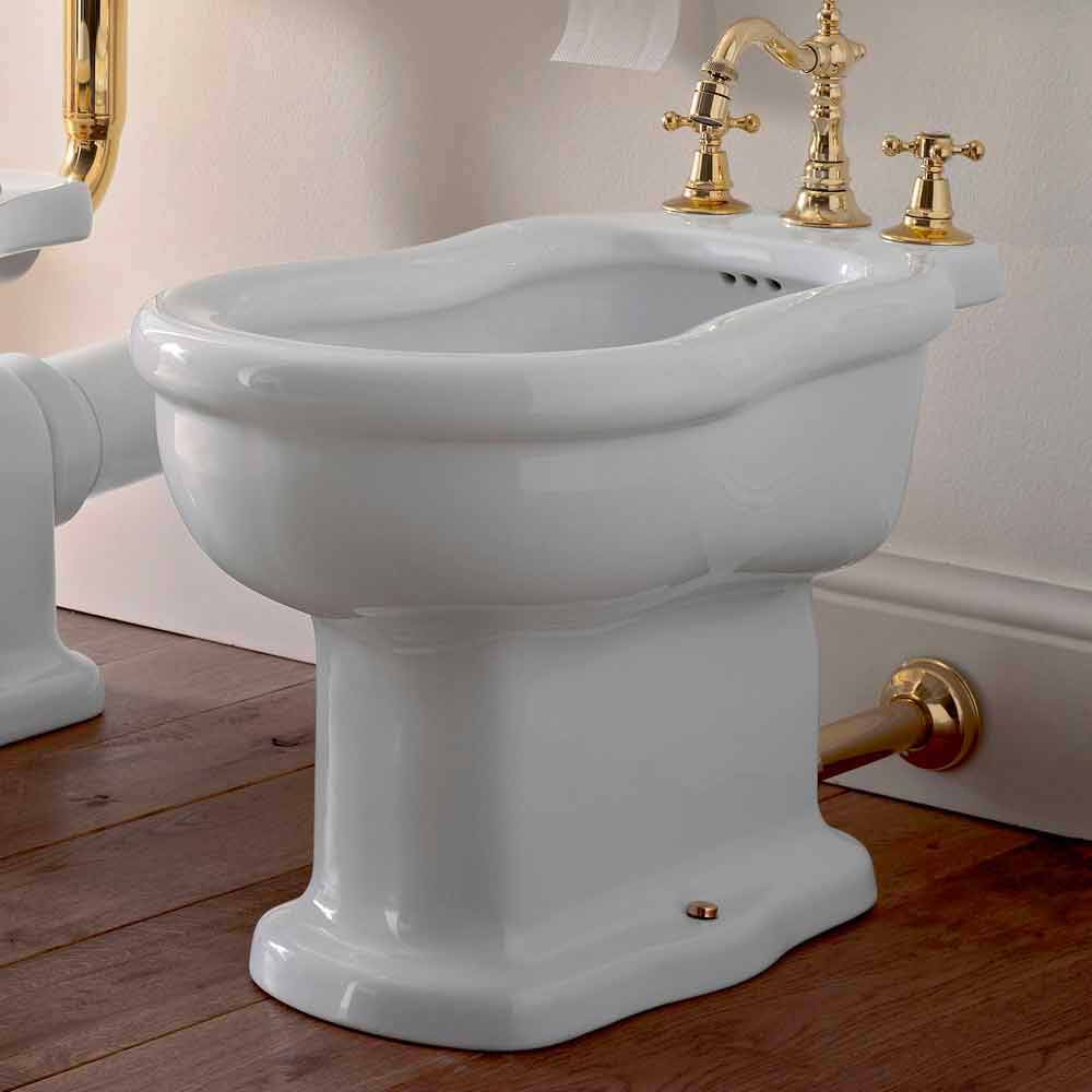 Fotografa la figlia, di 6 anni, seduta sul bidet e senza muta...