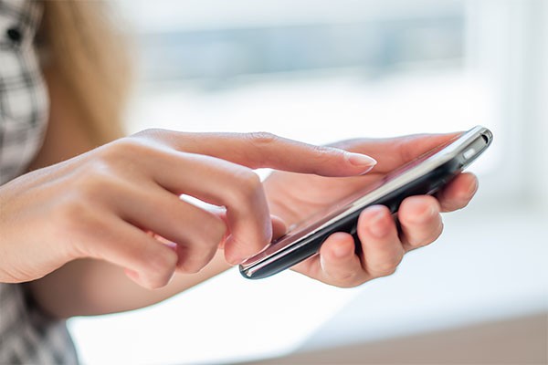Sottrarre con forza il cellulare a un familiare è rapina.