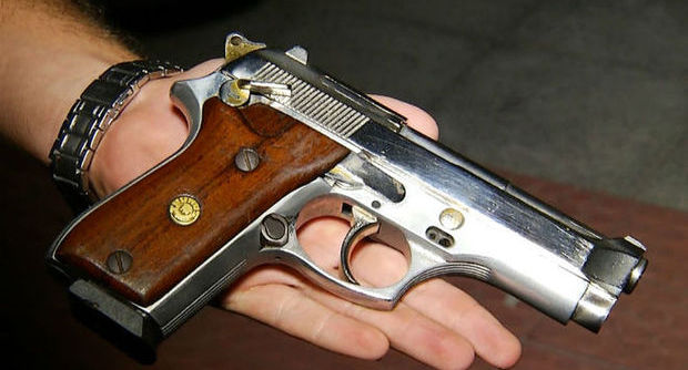 Non si può andare in giro con una pistola giocattolo.