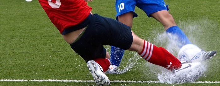 Cagiona lesioni colpose nel corso di una partita amatoriale di calcio ponendo in essere una scivolata, nel tentativo di evitare che la palla raggiungesse la linea di fondo campo, e colpendo invece l'avversario. Il rischio gratuito.