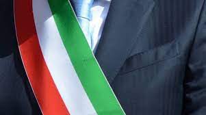 Paragona il Sindaco al diavolo per il degrado in cui versa il cimitero ed affigg...