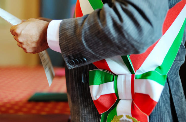 Il Sindaco chiede ad una donna che si presenta in Comune di fare sesso, proponendole in cambio una casa popolare per lei e per la sua famiglia. Condannato per tentata concussione e violenza sessuale.
