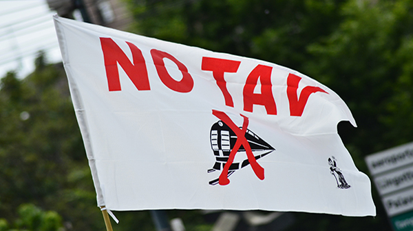 I picchetti no TAV, per la Cassazione, non hanno alcuna rilevanza sociale e integrano il reato di violenza privata