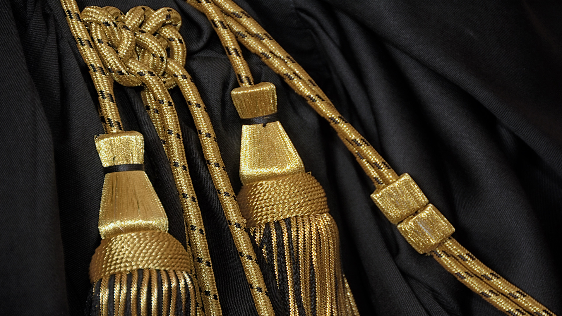 L'avvocato che forma falsi atti giudiziari risponde di falso materiale. Ciò in quanto un atto riconducibile ad un processo, sia esso penale che civile, può essere lesivo della fede pubblica anche nel caso in cui non riproponga pedissequamente tutti i requisiti formali dell'atto che intende simulare, perché ciò che rileva è l'impatto che quell'atto è idoneo ad avere sulla generalità dei soggetti che con esso possono entrare in contatto.