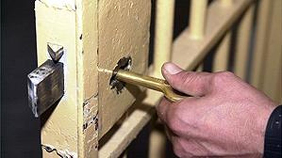 Custodia in carcere - Imputato ultrasettantenne - Presupposti. Il divieto di applicazione della custodia cautelare in carcere trova applicazione anche nel caso di indagato che abbia superato i settanta anni di età nel corso della esecuzione della misura custodiale