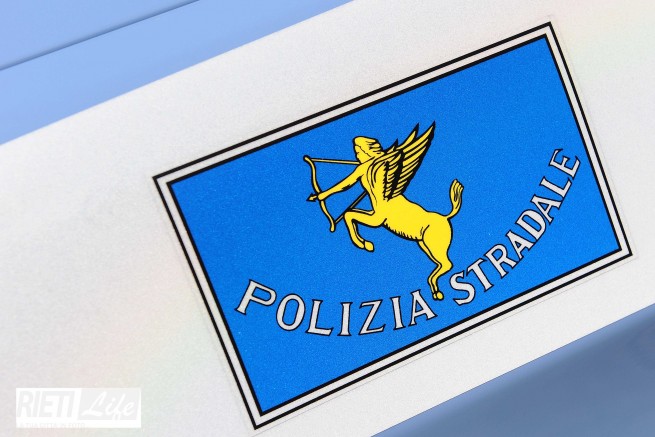 E' vietato fare la pipì sul guard-rail della corsia preferenziale in auto...