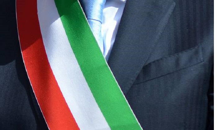 Sindaco di un Comune condannato per avere, in occasione di un'intervista, rilasciato dichiarazioni reputate diffamatorie da un Consigliere comunale definendolo "elusore fiscale". La Cassazione invece ha affermato che  ricollegandosi la frase pronunciata dal Sindaco strettamente a quelle del Consigliere comunale, registrate il giorno prima (tacciandolo di manifesta incapacità), siamo in presenza di critica politica e lo assolve.