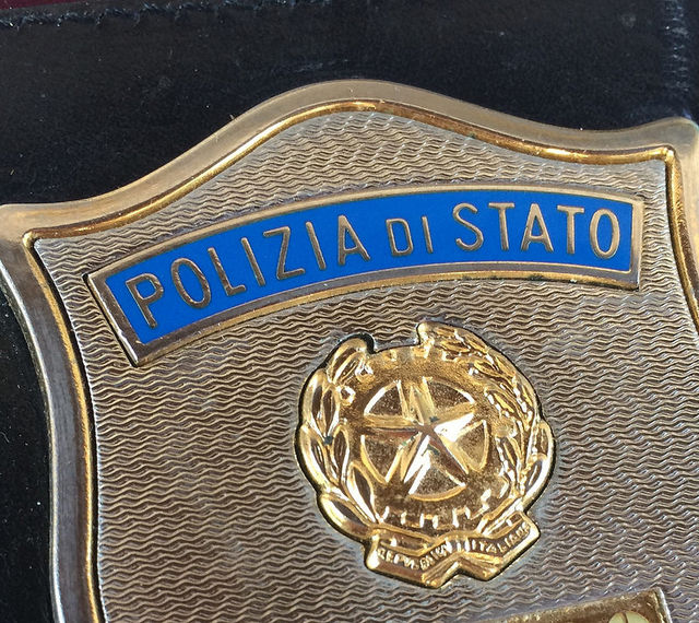 Agenti della Polizia fermano un soggetto ritenendolo alla gui...