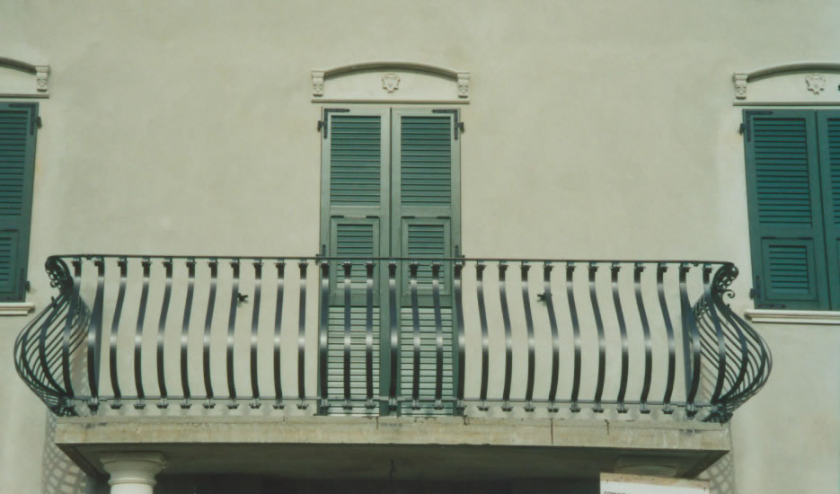 Trapani. Getta dal balcone, acqua, residui di cibo e rifiuti ...