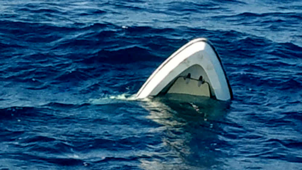 Due ericini imputati di aver cagionato per colpa - consistita nell'intraprendere una battuta di pesca passando per uno specchio acqueo con fondale basso con avverse condizioni meteo marine (mare mosso e vento da sudovest forza 3 a 22-27 nodi) - il naufragio e la sommersione di un'imbarcazione in cooperazione fra loro: b) di aver cagionato - con la condotta descritta al capo a) - la morte del compagno di pesca trasportato nel natante oggetto di naufragio e sommersione e deceduto per un trauma cranio-cervicale da impatto su ostacolo fisso e successiva insufficienza respiratoria per annegamento.