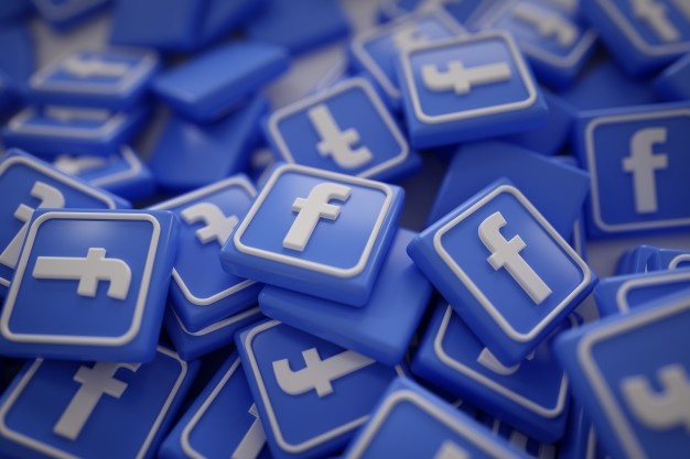 La zia condivide su Facebook le foto dei nipotini senza il consenso del padre dei bambini, contrario alla pubblicazione: deve risarcire il danno, anche se la madre aveva aderito alla pubblicazione.