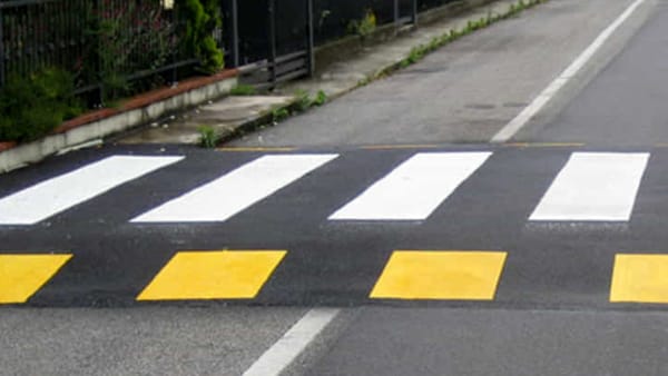Pedone investito mentre attraversa fuori dalle strisce: assolto l'autista