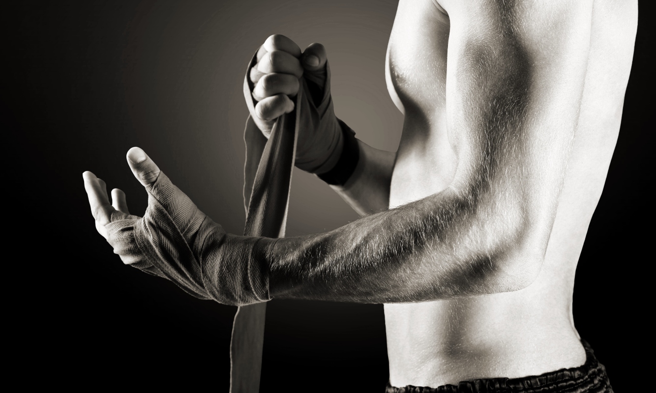 Mixed Martials Arts: un atleta durante l'attività di sparring colpisce l'...