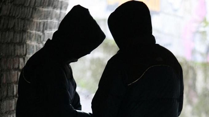 Spaccio non grave: la quantità e varietà delle sostanze possono essere oggettivamente tali da collocare il responsabile dello spaccio ad un livello più o meno intermedio della filiera della distribuzione degli stupefacenti sul territorio.