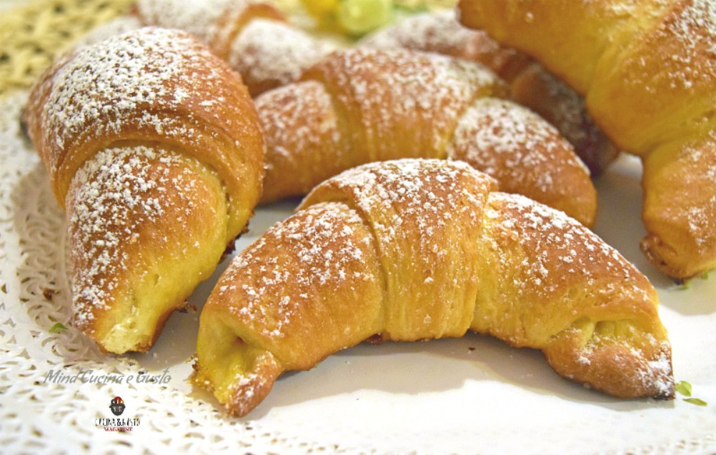 Fugge con le brioches e trascina la barista che tenta di fermarlo aggrappandosi alla portiera dell'auto: è rapina