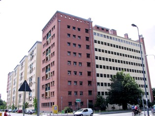 Assegnazione degli alloggi di edilizia residenziale pubblica: il requisito della residenza da almeno 5 anni viola la Costituzione