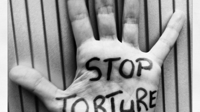 Mettono un collare ad un disabile e lo costringono ad abbaiare bastonandolo: è tortura.