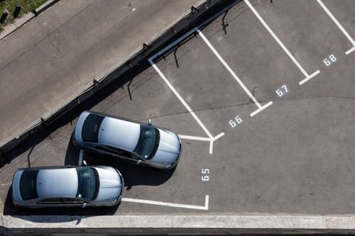 Punibile per violenza privata il condomino che parcheggia rendendo l'accesso disagevole