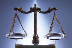 Il delitto di falsità ideologica commessa dal privato in atto pubblico ex art. 483 cod. pen. sussiste solo quando l'atto pubblico, nel quale la dichiarazione del privato è stata trasfusa, sia destinato a provare la verità dei fatti attestati, e cioè quando una specifica norma giuridica obblighi il privato a dichiarare il vero ricollegando specifici effetti all'atto-documento nel quale la sua dichiarazione è stata inserita dal pubblico ufficiale ricevente.