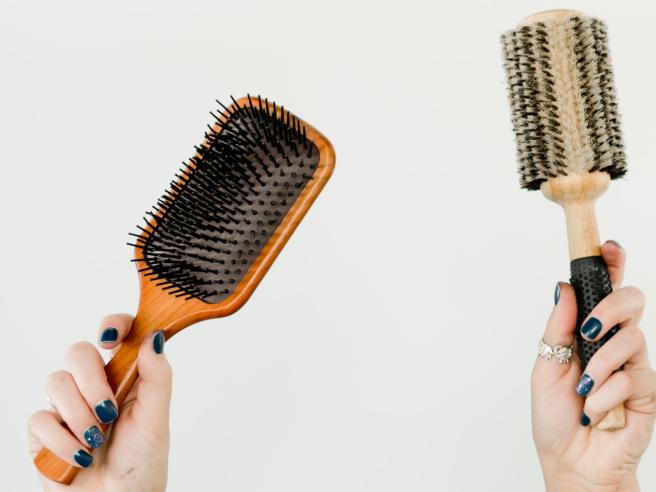 L'uso di una spazzola per capelli durante un litigio integra l'aggravante dell'uso dell'arma
