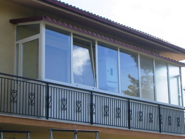 Le verande realizzate sulla balconata di un appartamento, determinando una varia...