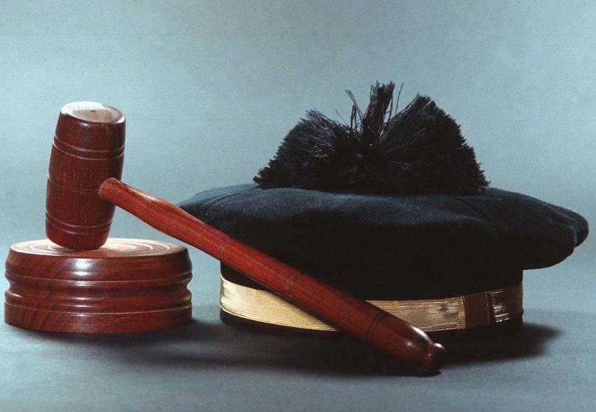 Disciplina della magistratura. Immagine del magistrato - Doveri deontologici dei magistrati - Apparenza di indipendenza e imparzialità - Contenuto - Fondamento - Fattispecie relativa all'esimente della scarsa rilevanza della violazione del dovere di astensione.