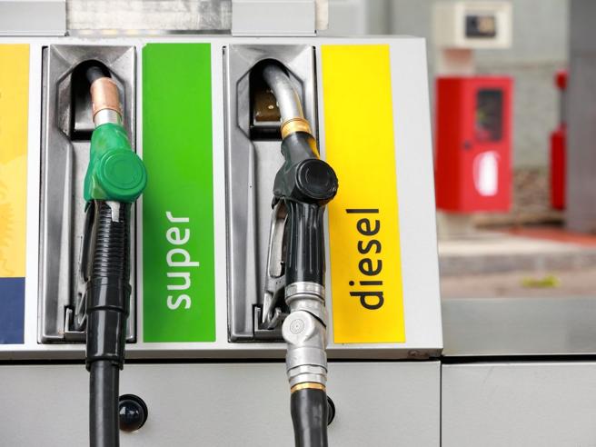 Salemitano condannato a sei mesi e 15 giorni di reclusione ed euro 8.000,00 di multa, per avere sottratto del carburante al pagamento delle accise (e comunque miscelato abusivamente lo stesso).
