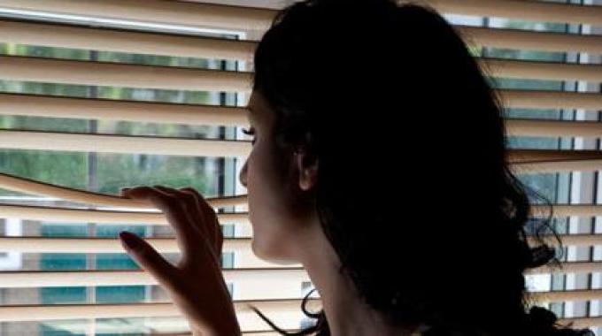 Il divieto di avvicinamento alla persona offesa non si applica all'indagato che intende partecipare all'udienza