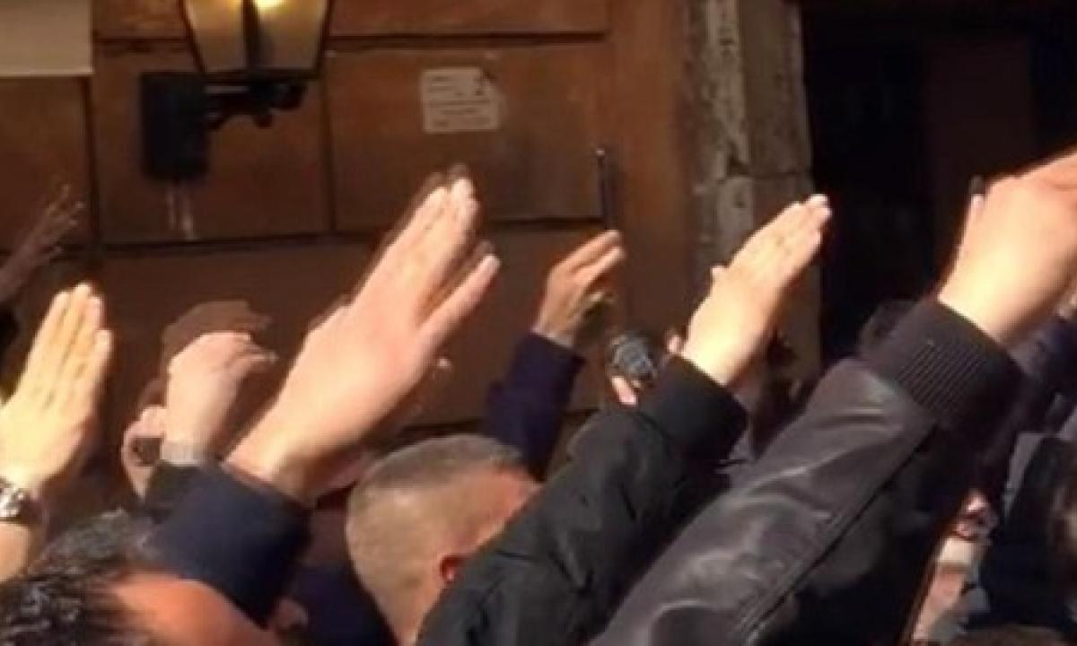 La condotta tenuta nel corso di una pubblica manifestazione consistente nella risposta alla "chiamata del presente" e nel c.d. "saluto romano", rituale evocativo della gestualità propria del disciolto partito fascista, è reato?