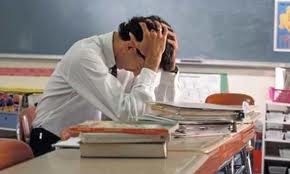 Lite tra studente e professore. Lo studente procura un trauma cranico al docente e sette giorni di prognosi.