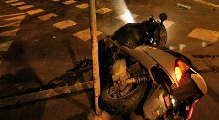 Sul motorino in due. Il passaggero senza casco cade e muore. Di chi è la responsabilità?