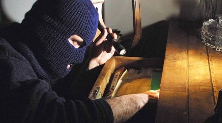 Tenta di rubare in una abitazione e mentre si da alla fuga colpisce violentemente la persona offesa. E' rapina impropria.