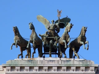 Si può fare la notifica alla moglie convivente anche se in luogo diverso dalla r...