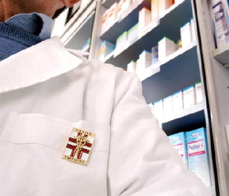 Farmacista di turno chiude la farmacia e appende un cartello con la scritta