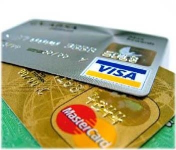 Offre la cena con il bancomat di un altro. Furto e indebito utilizzo.