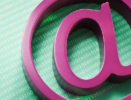 Commette violenza sessuale chi mediante chat o messaggi elettronici costringe dei minori a girare foto e video pornografici.