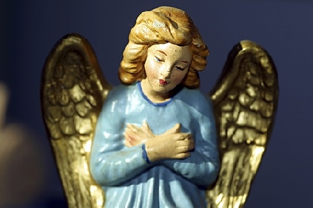 Indossa nella recita natalizia un costume da angelo.Il compagno di scuola con un accendino, per scherzo, appicca il fuoco alle ali della compagna. Ustioni gravissime. Chi è responsabile?