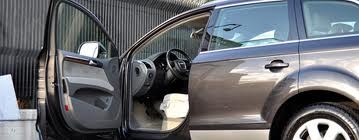 Rimanere con lo sportello aperto sulla sede stradale integra il reato di lesioni colpose.