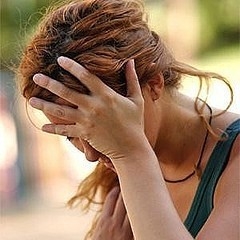 Minacciare di rendere di dominio pubblico la relazione sessuale intrattenuta con una donna, per 