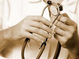 La misura cautelare viene meno. L'indagato mantiene l’interesse all’impugnazione di quell’ordinanza con riferimento all’esistenza dei gravi indizi di colpevolezza.