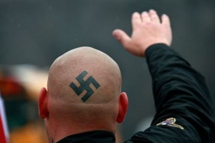 Odio razziale su internet. Gruppo di estrema destra nazionalsocialista. Il Giudice italiano è competente a conoscere della diffamazione anche se il sito web è registrato all'estero.