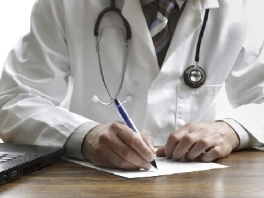 Medico del pronto soccorso dimette un paziente senza accorgersi di una perforazione gastrica in corso. L'omissione determina la morte del paziente. Omicidio colposo.