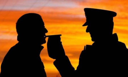 Il Tribunale di Genova condannava un motociclista, per i reati di guida in stato di ebbrezza e sotto l’effetto di stupefacenti, disponendo la confisca e la sospensione della patente per un anno e 6 mesi. La pena, ridotta in appello perchà assolto dal reato di guida sotto l’effetto di sostanze stupefacenti, perché il fatto non sussiste. Anche la sanzione accessoria deve essere ridotta.
